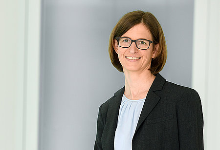 Léa Bendele Doktorandin Lea Bendele vor grauem Hintergrund