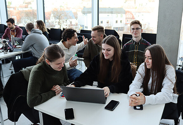 Studierende Wirtschaftsinformatik beim Planspiel