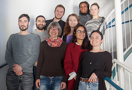 Bridge Year-Teilnehmer*innen auf einer Treppe