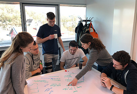 Neues Wahlfach Industrie 4.0 Studierende bei einer Gruppenarbeit