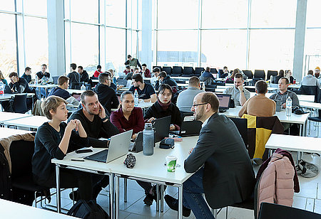 Studiengang Wirtschaftsinformatik stärkt internationale Beziehungen Studierende suchen in Teams die beste Strategie für ihr Unternehmen