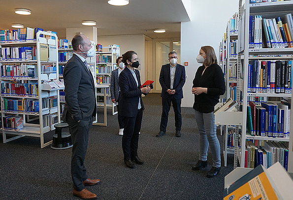 Martina Klärle in der Bibliothek der DHBW Heidenheim Neben dem Austausch nahm sich die Präsidentin der DHBW ausgiebig Zeit, um die Heidenheimer Hochschule zu erkunden.