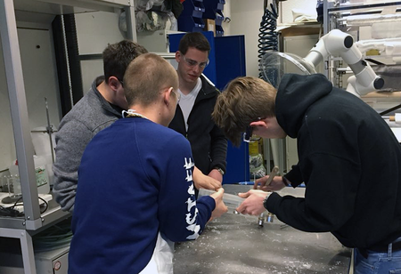 Studierende bei der Herstellung einer Leichtbaufelge