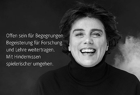 Prof. Dr. Andrea Helmer-Denzel Prof. Dr. Andrea Helmer-Denzel als Role Model vor schwarzem Hintergrund