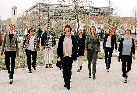 Acht Professorinnen sind auf dem Bild zu sehen.