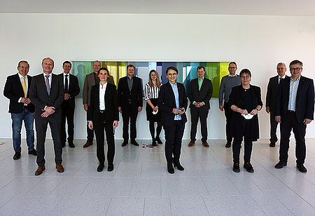 Beim Gespräch mit Studierenden, Vertreter*innen von Dualen Partnern und der Politik erhielt Prof. Dr. Martina Klärle (Mitte) vielfältige Einblicke in die Bedeutung der DHBW Heidenheim für die Region Ostwürttemberg.