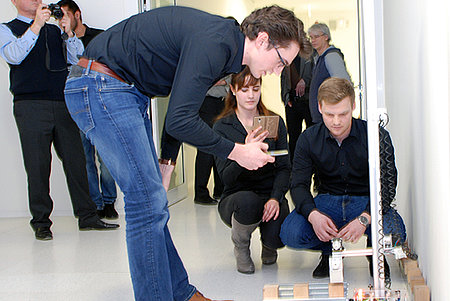 Studierendenprojekt- Holzklötze stapeln Studierende testen ihre selbst konstruierte Maschine