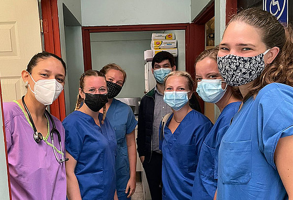 Studentinnen lernen Kliniken in Costa Rica im Rahmen des Auslandssemester kennen