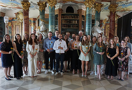 26 Studierende der DHBW Heidenheimer duale Studiengang schlossen ihr duales Studium Medizintechnische Wissenschaften erfolgreich ab, darunter erstmals auch fünf Notfallsanitäter. 26 Studierende der DHBW Heidenheimer duale Studiengang schlossen ihr duales Studium Medizintechnische Wissenschaften erfolgreich ab, darunter erstmals auch fünf Notfallsanitäter.