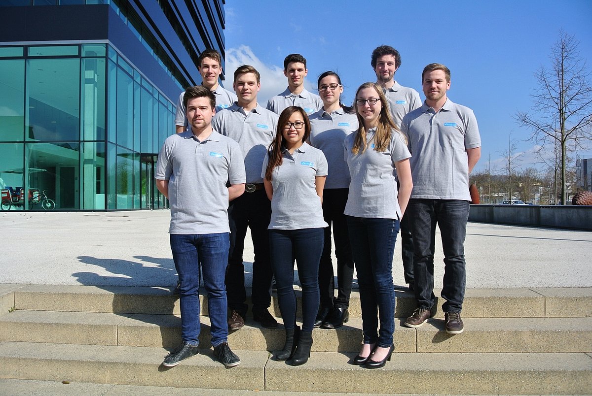 Studierende der MPE-Projektgruppe "WIROTEMP" auf der Treppe vor dem Gebäude