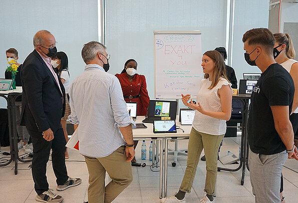 Acht Teams präsentierten ihre Ideen und gaben danach über Infopoints in der Aula der DHBW Heidenheim vertiefende Informationen. 