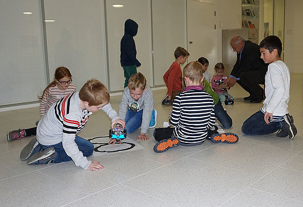 Kinder-Uni plus Kinder testen selbstgebautes Roboter-Auto