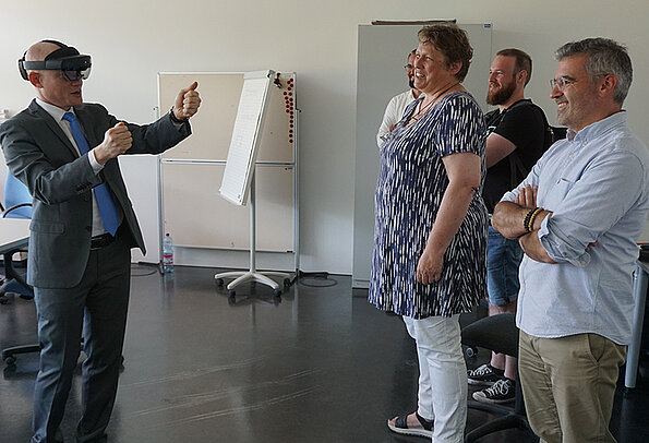 Tansanischer Botschafter beeindruckt von Augmented-Reality-Technologie in DHBW-Labor Tansanischer Botschafter beeindruckt von Augmented-Reality-Technologie in DHBW-Labor