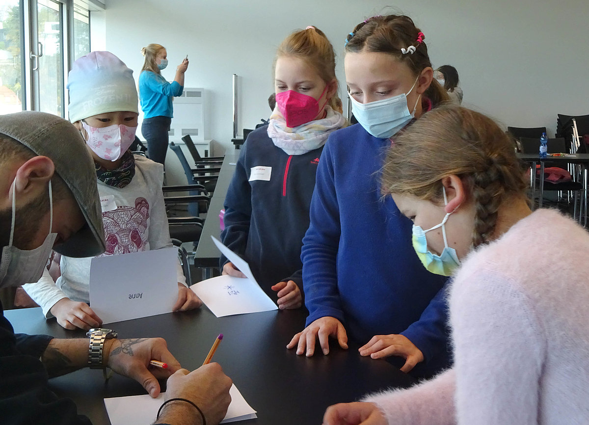 Activities: Bridge Year Schüler bei den Kinder Uni plus Tagen