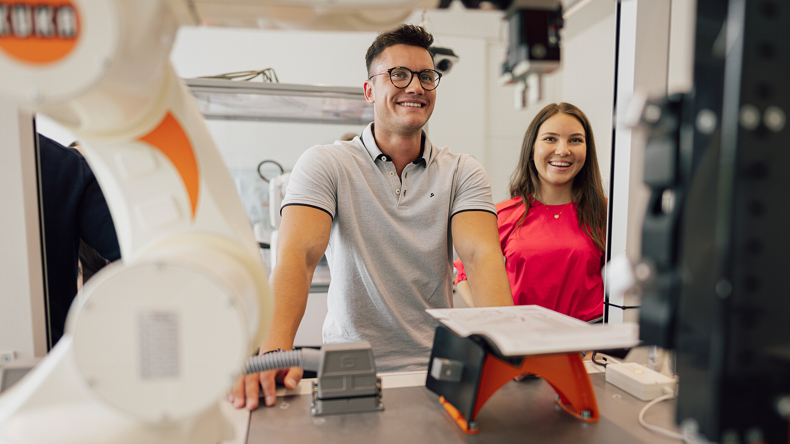 Im dualen Studium Wirtschaftsingenieurwesen arbeiten Studierende in modern ausgestatteten Laboren