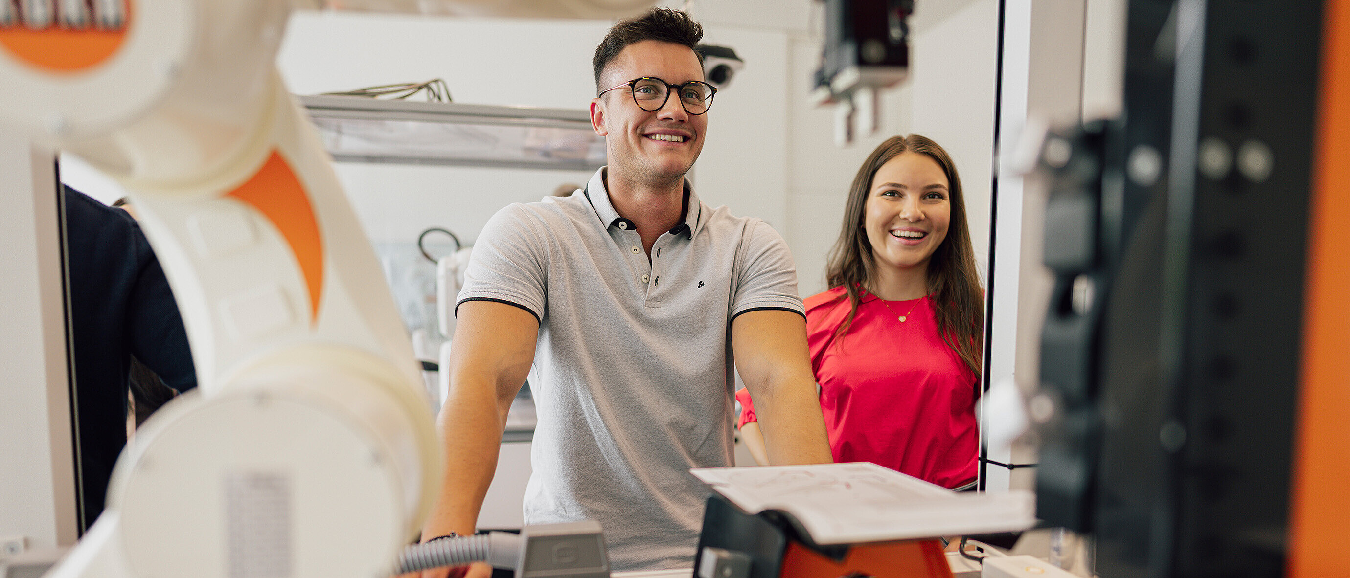 Im dualen Studium Wirtschaftsingenieurwesen arbeiten Studierende in modern ausgestatteten Laboren
