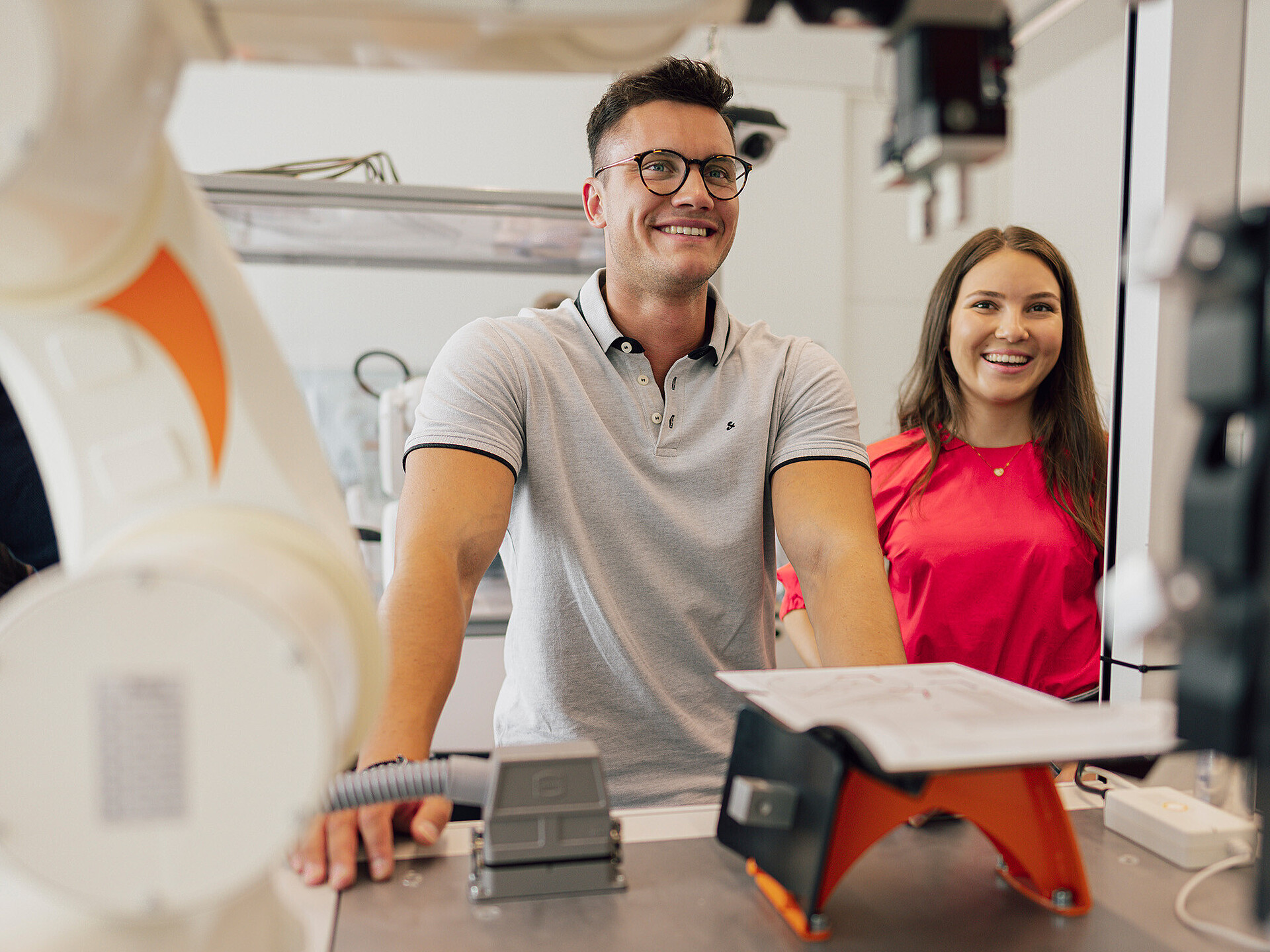 Im dualen Studium Wirtschaftsingenieurwesen arbeiten Studierende in modern ausgestatteten Laboren