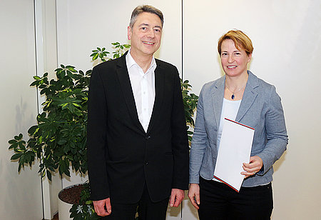 Anne-Katrin Schührer wird Professorin Frau Schührer erhält ihre Ernennungsurkunde