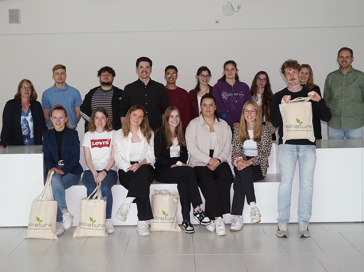 Praxisnahes Lernen im internationalen Kontext - Gruppenfoto International Business