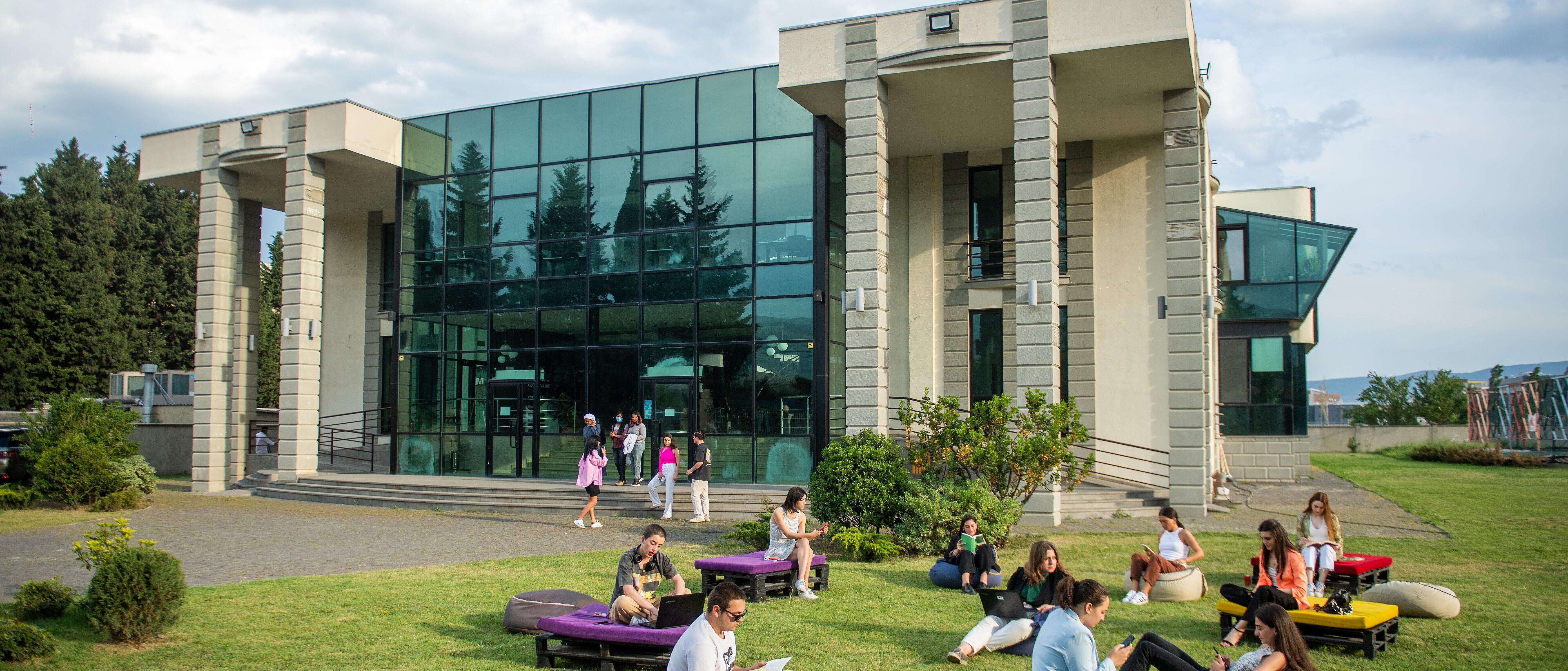 Unigebäude, Grigol Robakidze University