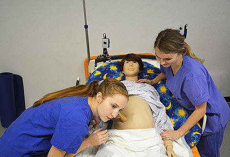 Neues Simulationslabor an der DHBW Heidenheim für Hebammen und Pflegekräfte Studierende untersuchen eine Dummy-Puppe