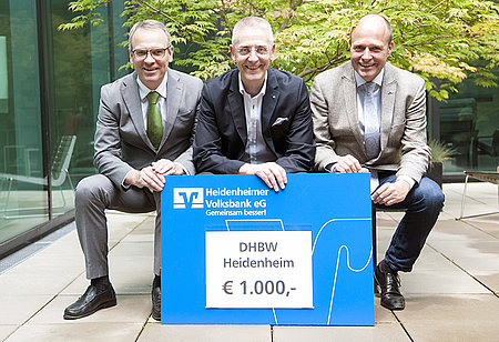 Scheckübergabe Heidenheimer Volksbank Scheck über 1.000 € an die DHBW Heidenheim