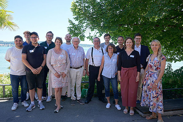 Alumni-Treffen auf der Insel Mainau Gruppe mit Alumni vor dem Bodensee