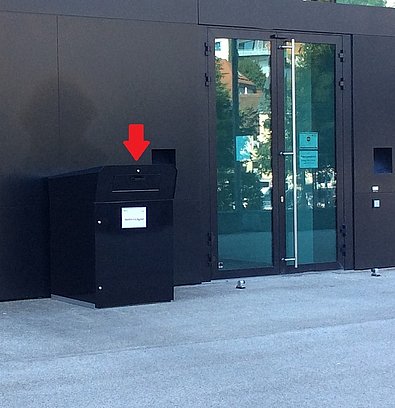 Der Rückgabekasten für Medien aus der Hauptbibliothek am Eingang Nord zum DHBW Gebäude in der Marienstraße 20.