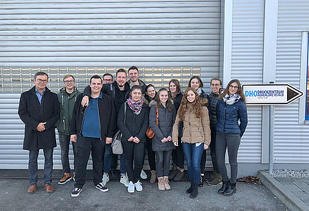 Studierende vor dem Druckzentrum Hohenlohe-Ostalb in Crailsheim