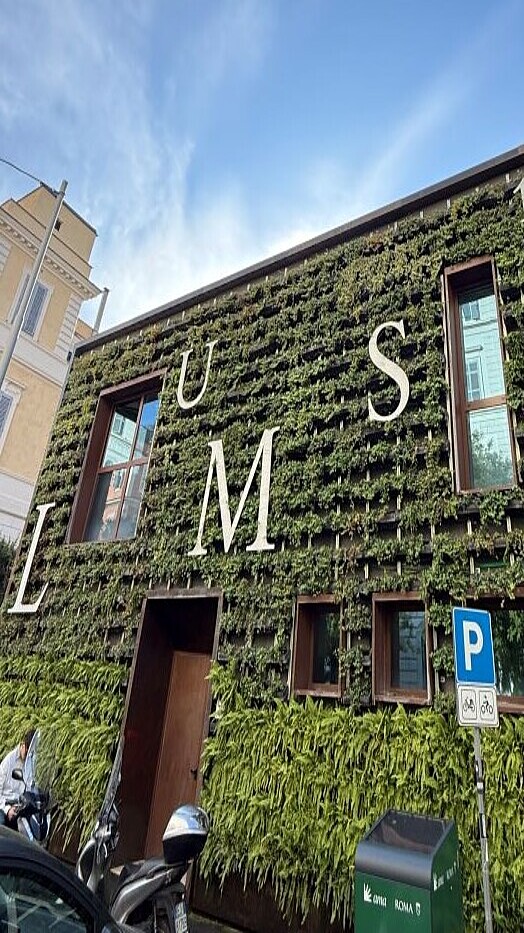 Lumsa, begrünte Fassade