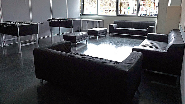 Für alle Studierenden gibt es einen Aufenthaltsraum im Erdgeschoss der Marienstraße 20 (Raum M003). Während der normalen Gebäude-Öffnungszeiten steht der Raum allen Studierenden zur Verfügung. Der Raum ist großzügig mit vier Sofas, zwei Tischkickern, einer Tischtennis-Platte und Laptop-Arbeitsplätzen ausgestattet.