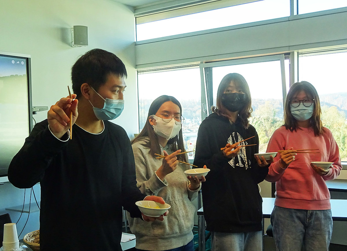 Activities: Bridge Year Schüler bei den Kinder Uni plus Tagen