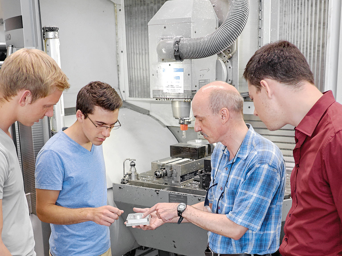 Das CIM- bzw. CNC-Labor beinhaltet eine Fertigungswerkstätte für CNC-Zerspanungsbauteile.