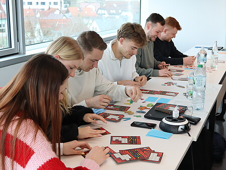 Foto Studierende beim Spiele spielen