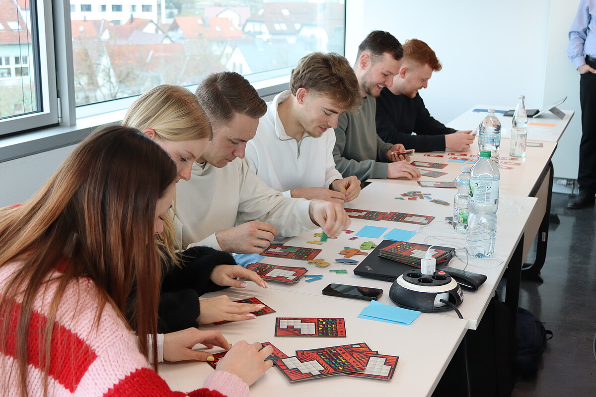 Foto Studierende beim Spiele spielen