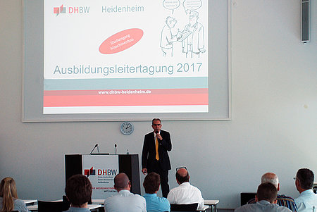 Ausbildungsleitertagung des Studiengangs Maschinenbau Prof. Dr. Bierer während seinem Vortrag bei der Ausbildungsleitertagung