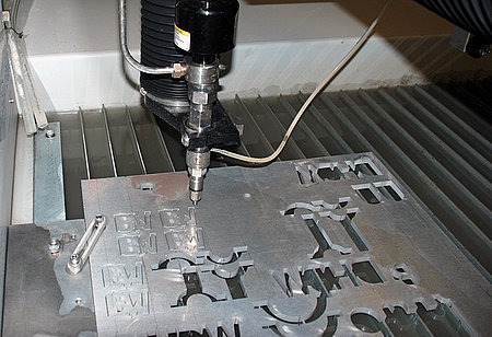 Wasserstrahlschneideanlage während dem Schneiden