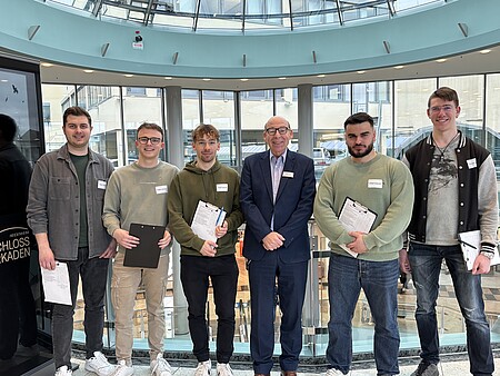 Gruppenbild mit Wolfgang Pins