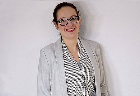 Susanne Löbus vor weißer Wand