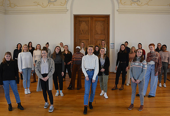 22 Studierende - primärqualifizierendes Studienmodell 22 Studierende - primärqualifizierendes Studienmodell