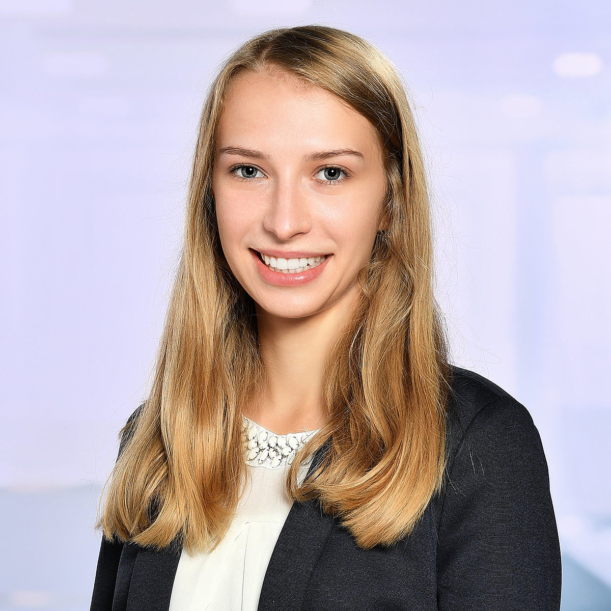 Bachelorfeier Preisträgerin Kathlin Baum erhält in diesem Jahr den Preis für die beste Bachelorarbeit der Fakultät Wirtschaft.