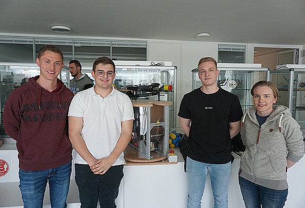 Maschinenbau-Studierende bauen Ballsortier- und Wurfmaschinen Gruppe 4: Gewinnergruppe des Wettbewerbs