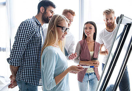 Studierende bei einer Gruppenarbeit