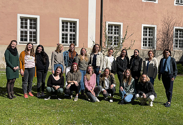 19 Studierende - ausbildungsintegrierendes Studienmodell 19 Studierende - ausbildungsintegrierendes Studienmodell