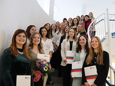 Gruppenfoto Abschluss Angewandte Hebammenwissenschaften