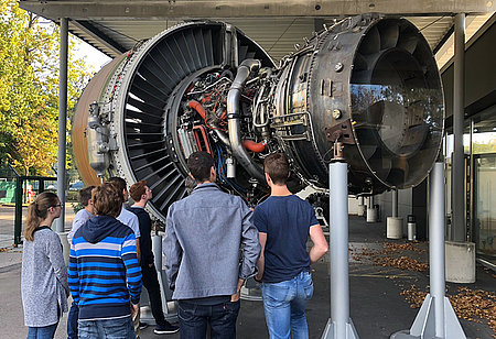 Maschinenbau-Studierende besuchen MTU Aero Engines AG Studierenden inspizieren ein GP7000-Triebwerk